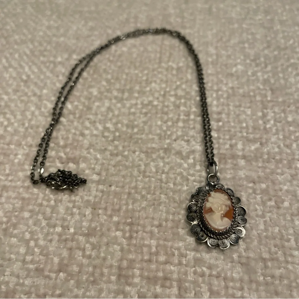 Vintage 800 Silver Cameo Pendant Necklace